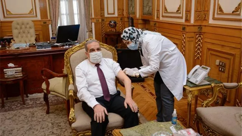 وزير الدولة للإنتاج الحربى يتلقى لقاح فيروس كورونا