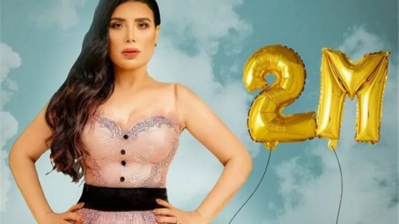 بفستان أنيق.. عبير صبري تحتفل بـ 2 مليون متابع على ”إنستجرام”