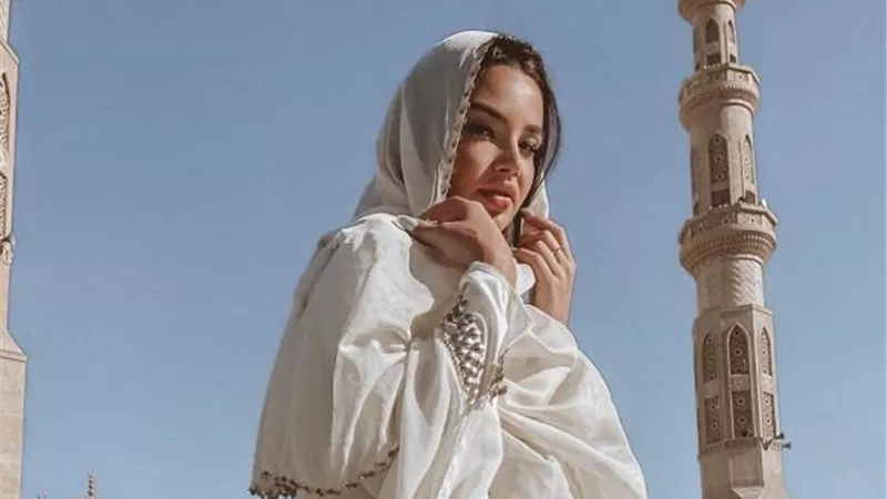 بركاتك يا نجمة.. جوهرة بالحجاب وعباءة بيضاء فى أحد المساجد