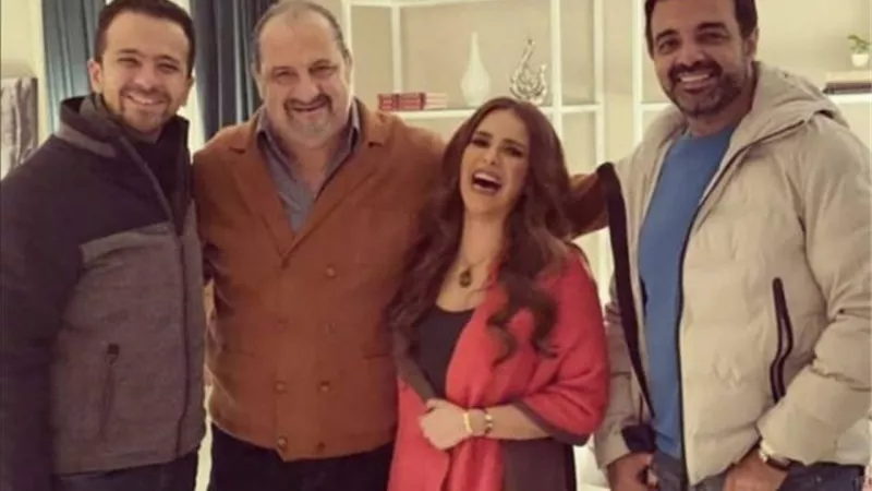 عمرو محمود ياسين في معسكر مغلق للإنتهاء من كتابة آخر حلقات ”اللى مالوش كبير”