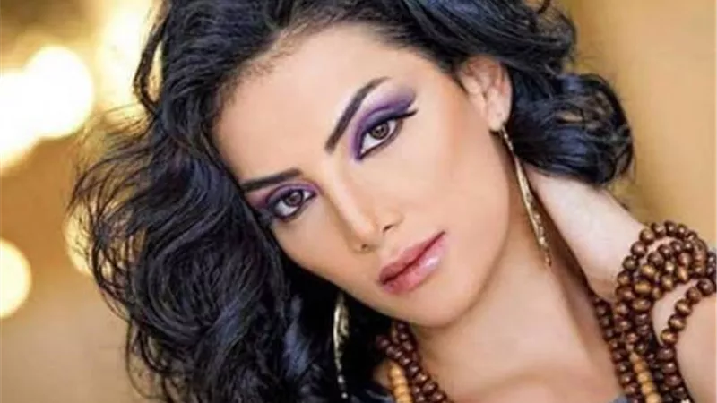 بالصور.. لحظة وصول حورية فرغلى لمطار القاهرة بعد نجاح عمليتها الجراحية