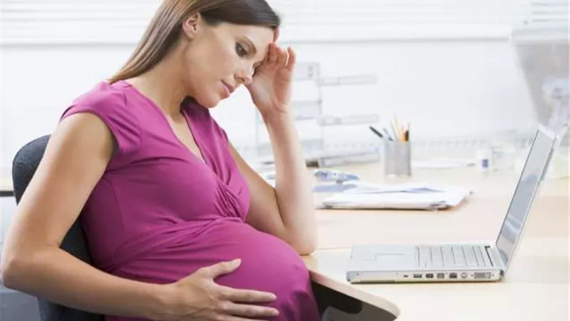 أبرزها الثوم والعسل... روشتة سحرية لعلاج السعال للحامل