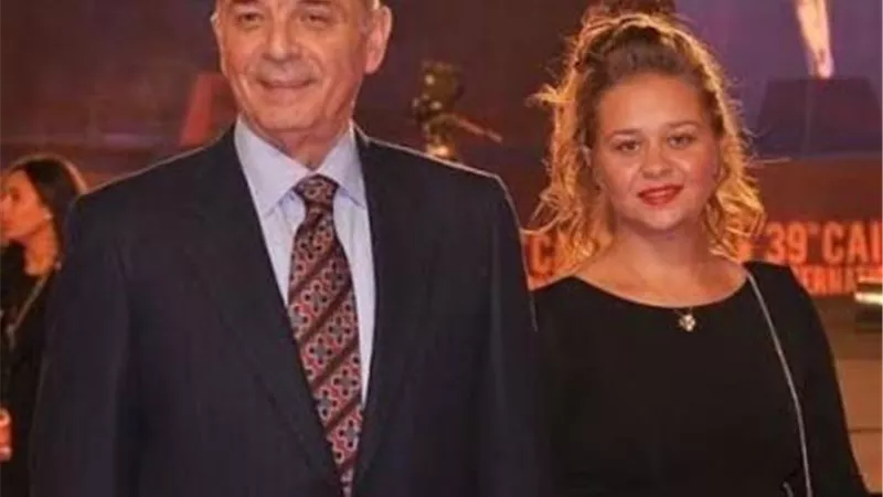 محمود حميدة يعبر عن حبه لزوجته الثانية بهذه الطريقة