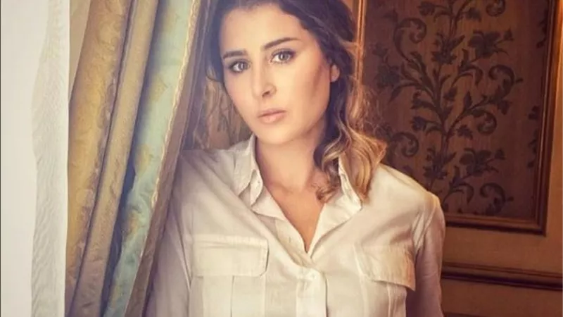 بعد إصابتها بالسرطان.. حبيب عائشة بن أحمد يدعمها ويعرض عليها الزواج