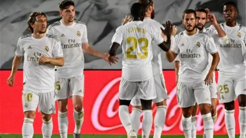 ريال مدريد يبحث عن خطف صدارة الدوري الإسباني أمام إشبيلية