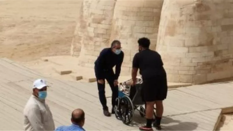 وزير الآثار يستقبل الأمريكية المصابة بالسرطان ويقرر مد إقامتها لزيارة الأقصر