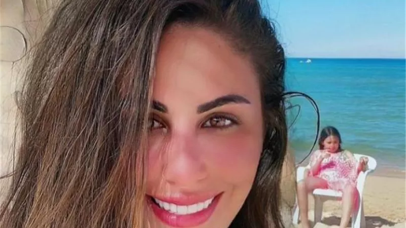 مي سليم تحتفل بعيد الفطر مع ابنتها ”لي لي” على شاطىء البحر