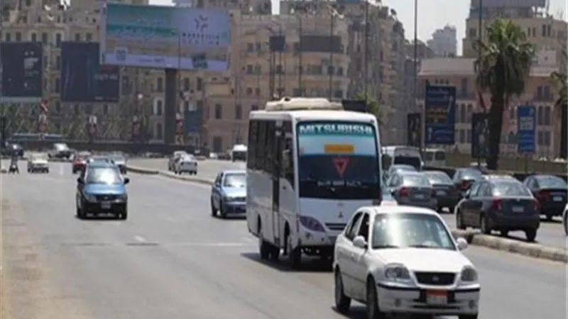 انتظام حركة السيارات بالمحاور الرئيسية فى القاهرة والجيزة