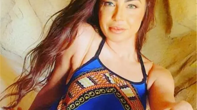 بالصور.. دوللى شاهين بإطلالة جريئة من غرفة نومها