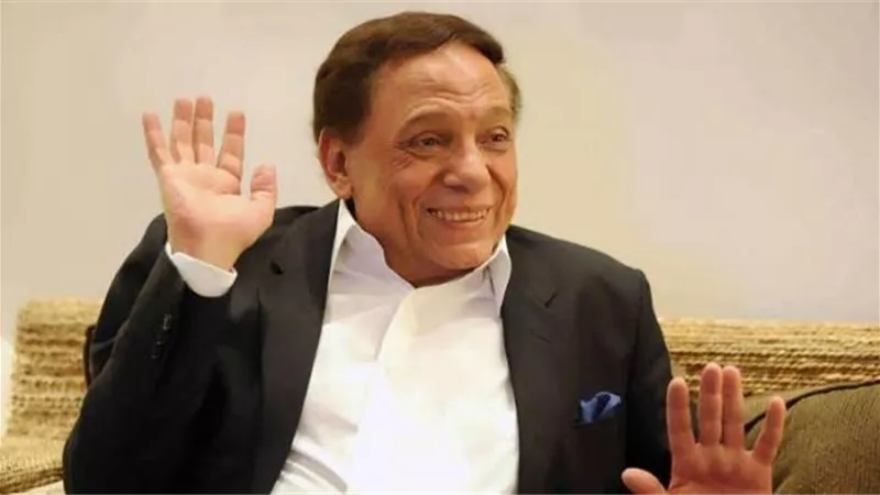 أبكى جماهير مسرحيته بسبب وفاة والده.. حب من أول نظرة جمعه بزوجته.. كان لا يرغب فى الإنجاب.. حقيقة اعتزاله الفن.. حكايات لا تعرفها عن زعيم الكوميديا عادل إمام