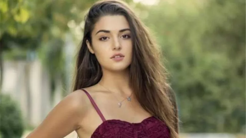 المثيرة هاندا أرتشيل تشعل السوشيال ميديا والسبب: المايوه