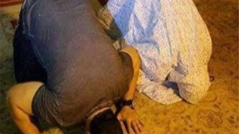 لها ضوابط..  تعرف على حكم صلاة الرجل بزوجته جماعة