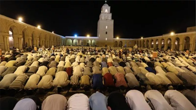 دولة عربية تُقرر اقتصار ارتياد المساجد على المطعمين ضد كورونا
