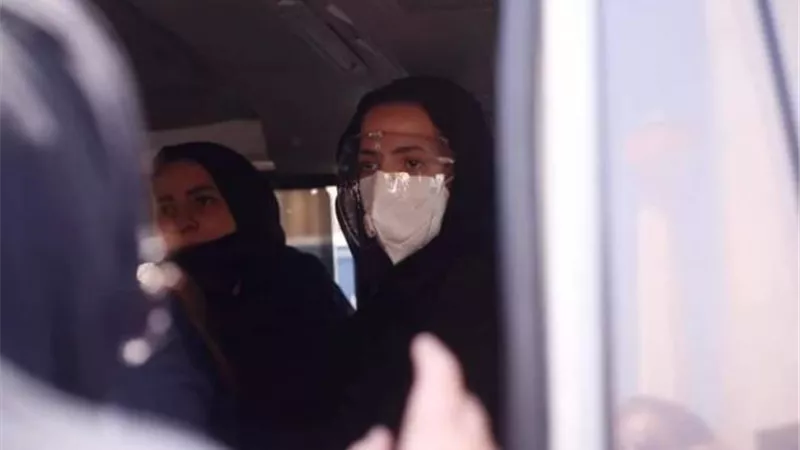 شاهد.. إيمي ودنيا سمير غانم تدخلان في نوبة بكاء شديدة أثناء تشيع جثمان والدهما