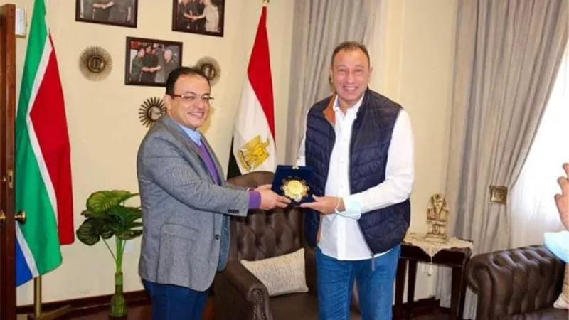 الملحق العسكري في جنوب إفريقيا يستقبل الخطيب ويهديه درع القوات المسلحة