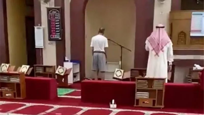 الكويت تتخذ قرارًا خطيرًا بشأن مؤذن «الشورت»
