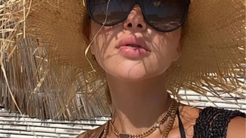 ميريام فارس تجذب أنظار جمهورها بإطلالة صيفية جريئة
