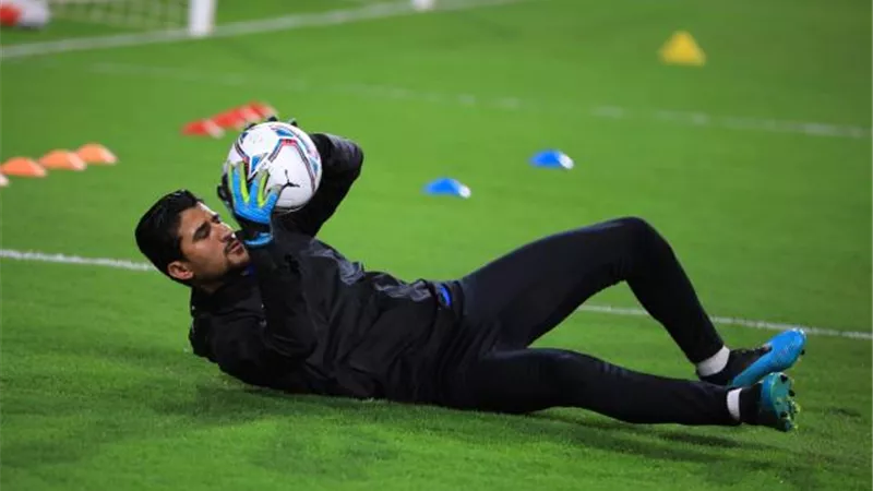 علي لطفي يطلب تعديل عقده مع الأهلي بسبب شريف إكرامي