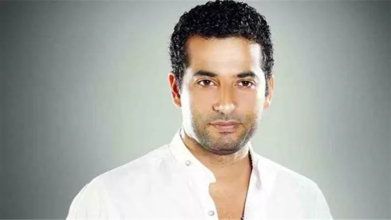 عمرو سعد يسخر من أداء المنتخب الوطنى ويطالب بتدريب الفريق
