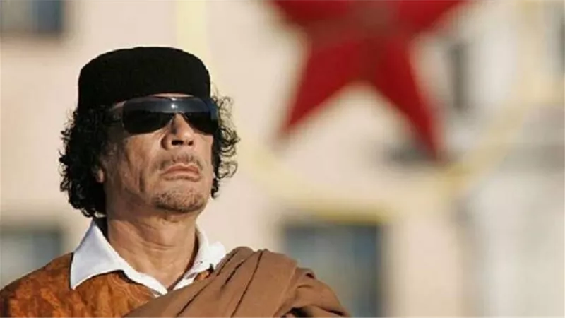 تفاصيل الإفراج عن رفات معمر القذافي وتسليمها لأفراد عشيرته