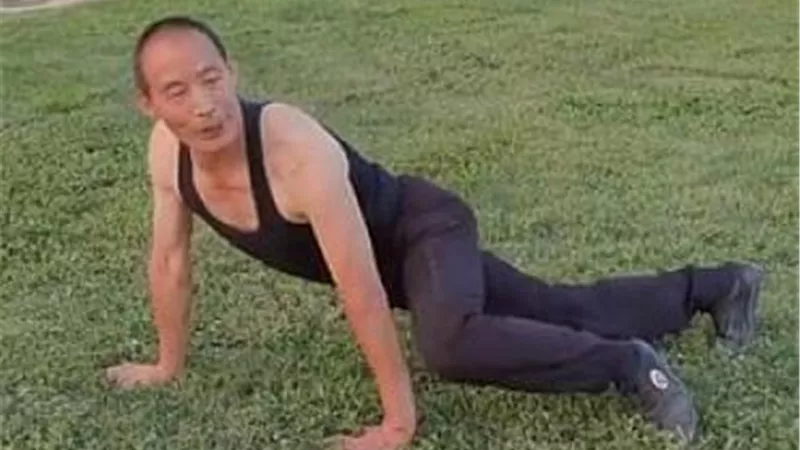 الرجل القرد.. يحافظ علي صحته بالمشي 30 عامً مثل الشمبانزي