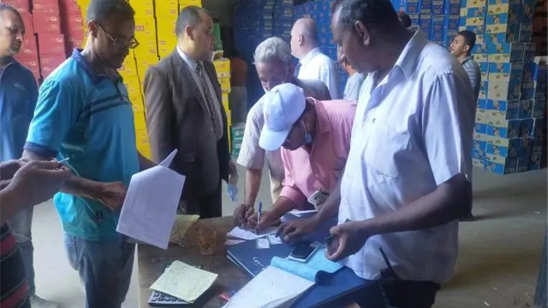محافظ أسيوط : ضبط 3 مصانع تعبئة بدون ترخيص وسلع غير صالحة للاستهلاك