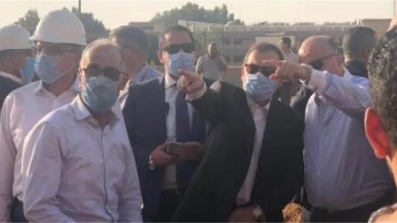 الملا يتابع إخماد حريق ماسورة طريق الإسماعيلية من موقع الحادث