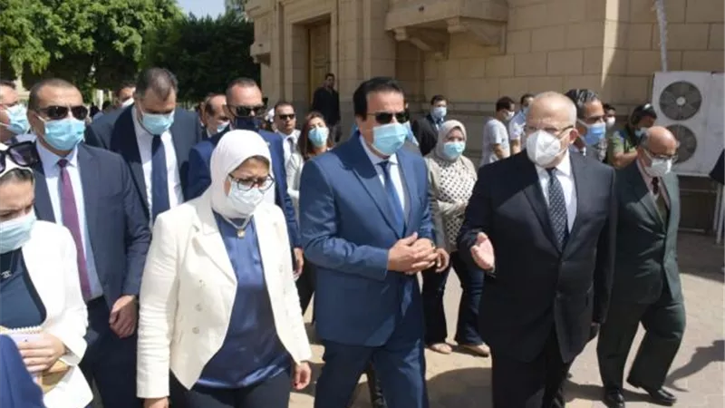 بالصور .. تفاصيل جولة وزيرا الصحة والتعليم العالي ورئيس جامعة القاهرة لتفقد تطعميات الطلاب ضد كورونا