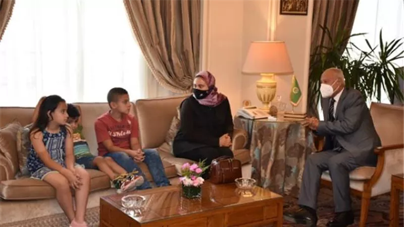 أبو الغيط يكرم أسرة الشهيد أحمد منسي