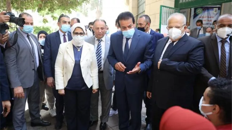فيديو وصور ..وزيرا التعليم العالي والصحة ورئيس جامعة القاهرة يتفقدون مراكز التطعيم ضد كورونا