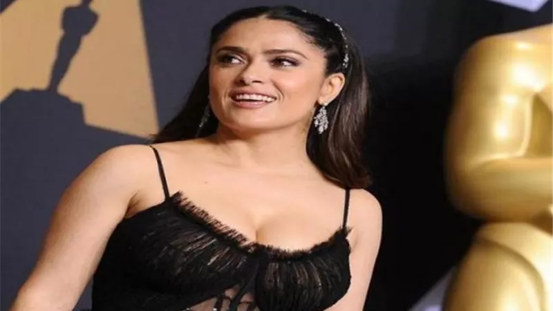 بهذه الصورة.. والدة سلمى حايك تثير الجدل