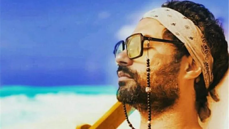 كريم فهمي من أجازته الصيفية: ”كل ما أريده الذهاب مع الأمواج”