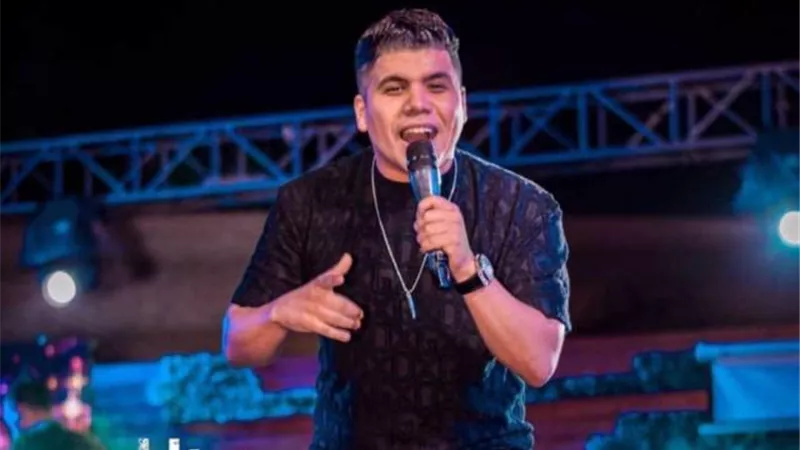 شاهد.. عمر كمال يلتزم بقرار النقابة ويغنى بدون فلاشة فى أحدث حفلاته