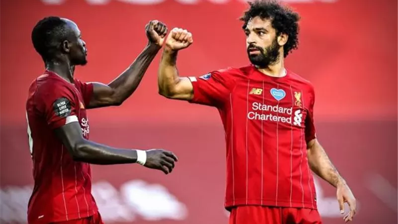 ليفربول يرفع الكأس عقب مواجهة تشلسي في أنفيلد