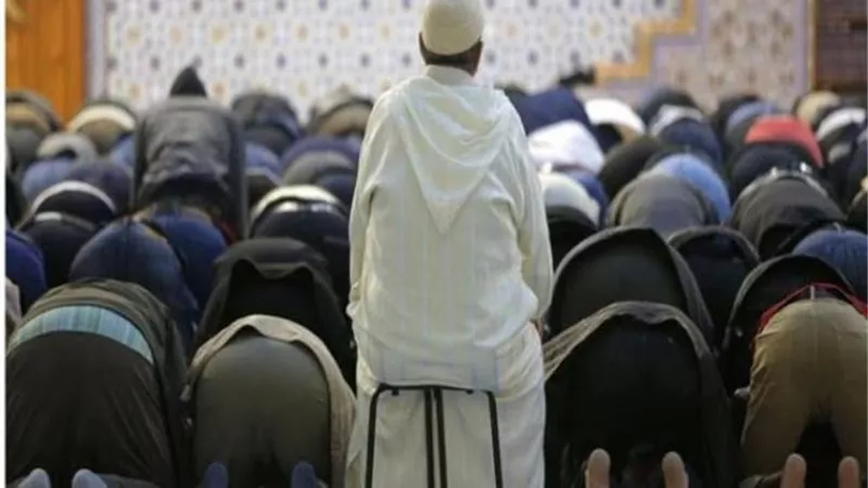 لا تسقط مهما بلغ المرض.. كيف يؤدي المريض الصلاة؟