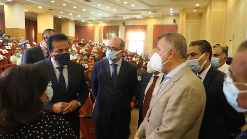 فيديو .. شاهد جولة وزير التعليم العالي بجامعة عين شمس لتفقد مراكز التطعيم ضد كورونا