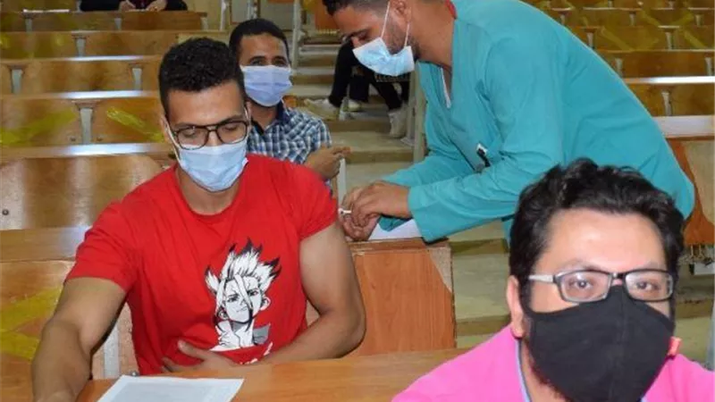 تطعيم هيئة التدريس والطلاب والعاملين فى الجامعة المصرية الروسية.. تعرف على عقوبات الممتنعين