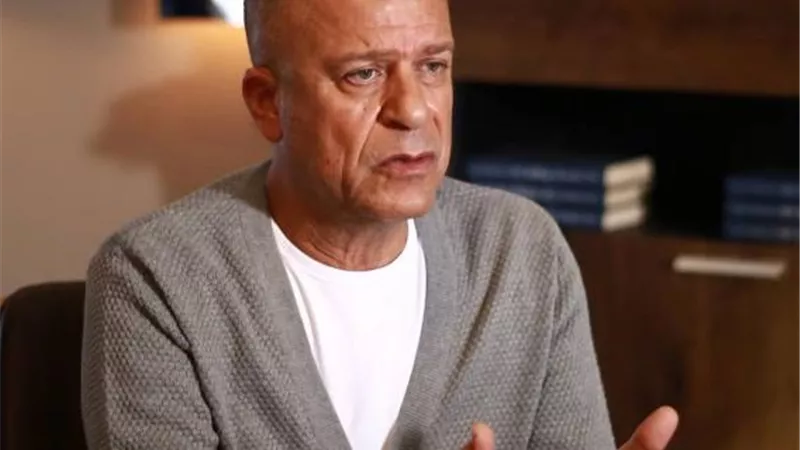 عقب سيجارة.. تفاصيل الحريق الذى شب فى منزل شريف منير