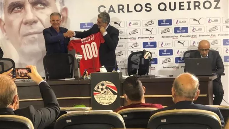 اتحاد الكرة يهدى كيروش قميص المنتخب