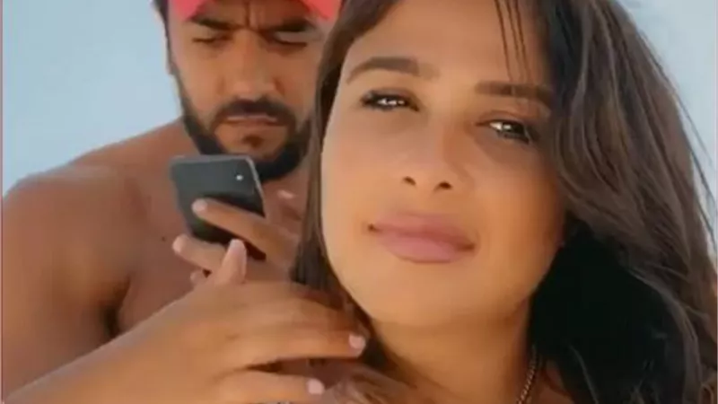 ”سيلفي” ياسمين عبد العزيز وأحمد العوضي علي البحر يخطف الأضواء