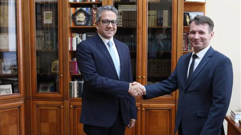 بالصور..وزير السياحة والآثار يزور متحف التاريخ القومى لبيلاروسيا