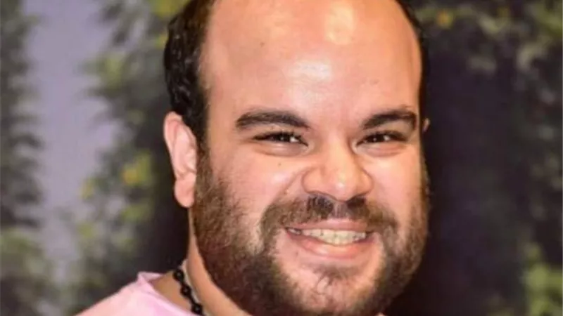 محمد عبد الرحمن يودع الديكور الخاص بـ”مش أنا”