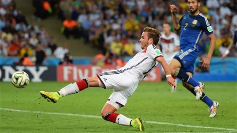 جوتزه يواصل مسيرته الاحترافية بعد رحيله عن دورتموند