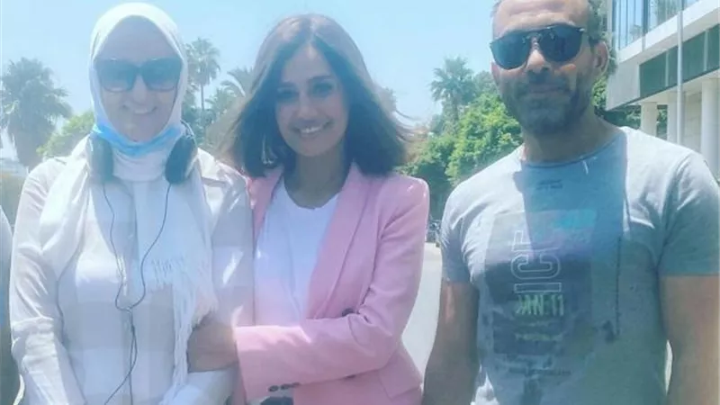 شاهد.. حلا شيحة برفقة منتج ومخرجة ”مش أنا” في آخر أيام التصوير