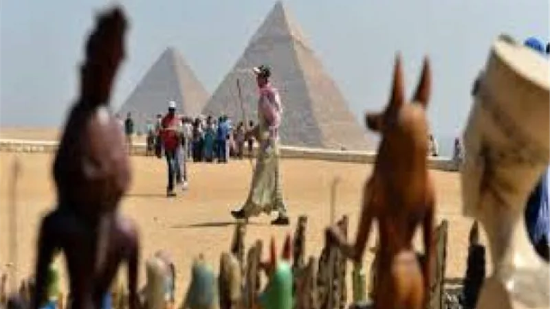 أبرزهم العاملين بالسياحة .. صرف 338 مليون جنيه لـ 295 ألف عامل بـ 3098 منشأة
