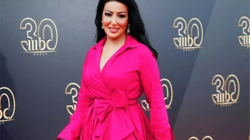 سمية الخشاب تتألق بفستان فوشيا فى أحدث ظهور لها