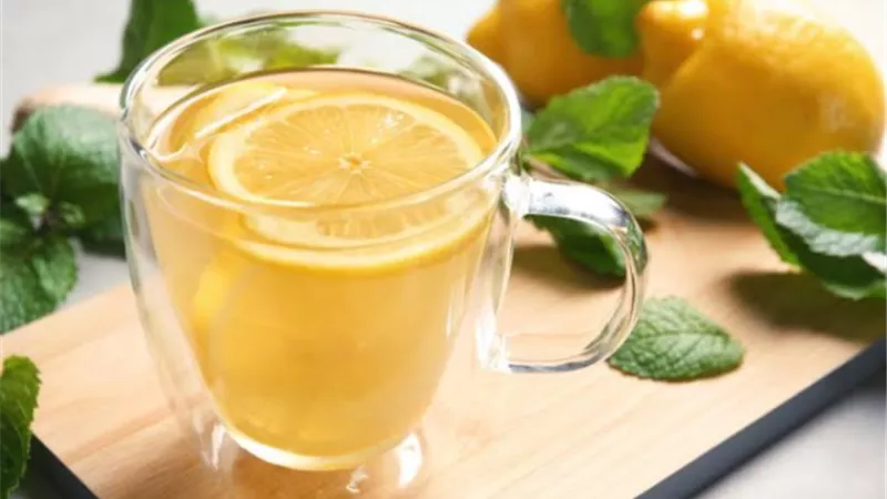 ماذا يحدث للجسم عند تناول شرب الليمون يومياً؟