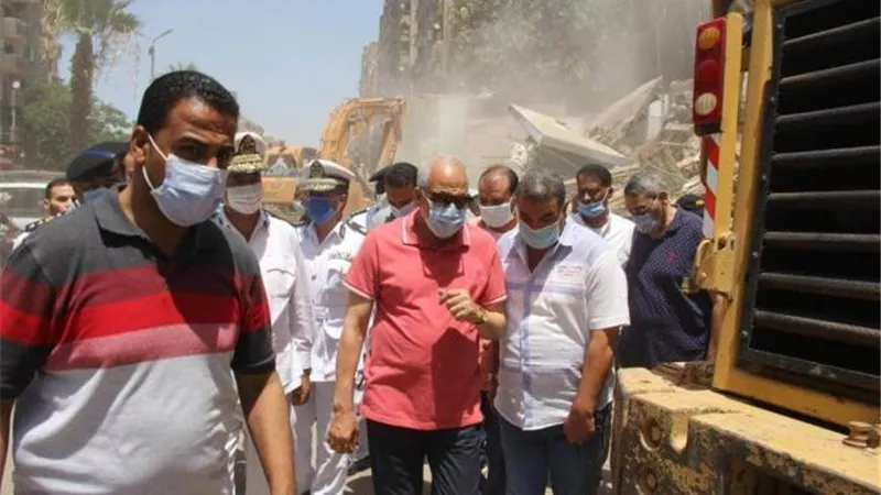 شاهد .. لماذا قاد محافظ الجيزة حملة إزالة بشارع تجاري شهير بفيصل؟