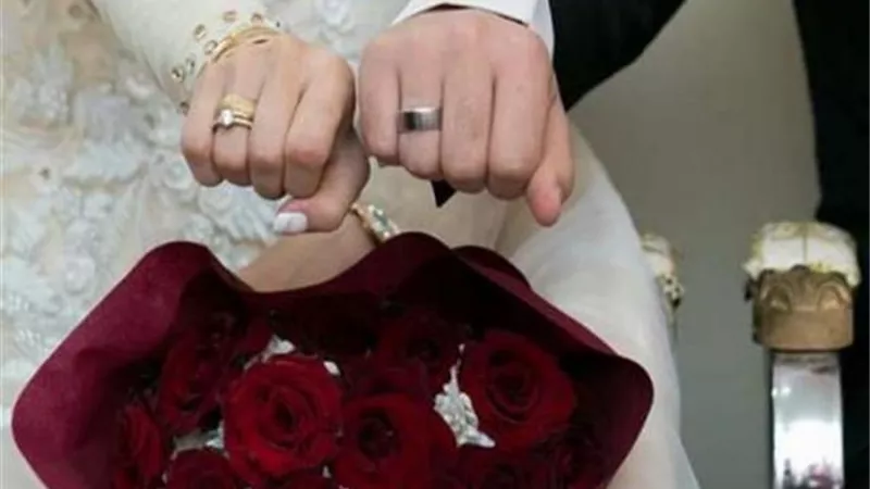 فتوي: لا يجوز للخاطب أن يري شعر خطيبته