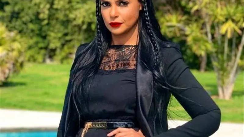 مروة الأزلى تتألق بالأسود فى أحدث جلسة تصوير لها
